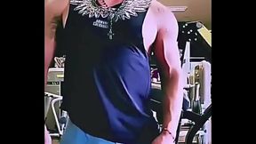 Hombre heterosexual decide ser marica sumiso con jaula de castidad en su pene en porno gay