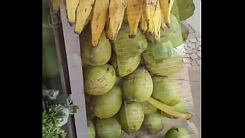 Mimi comprando bananas em salvador pra depois enfiar elas na buceta e no cu fazendo mt squirt