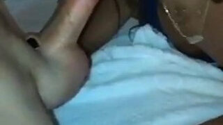 ホットな女の子が乱交で激しいアナルセックスを受ける