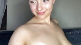 Amateur MILF met grote natuurlijke borsten en een grote kont bevredigt zichzelf solo met een vibrator.