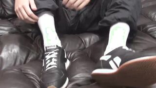 Moonek Sneaker licking his feet and jerks off before cumshot