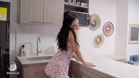 una hermosa chica de la india baila al ritmo de ¨ringa ringa¨ mientras se masturba - min galilea