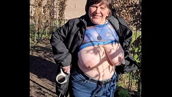Le soleil est l&agrave_ et je peux enfin m&#039_exhiber dehors l