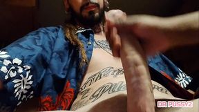AFRICANA MASTURBA MELHOR AMIGO DO MARIDO DE FORMA SELVAGEM E DEIXA GRAVAR TUDO ENQUANTO O CORNO ESTA A FAZER O TURNO DA NOITE