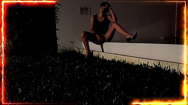 se masturba en el borde de la pileta hasta que se mea recordando los amantes de la tarde