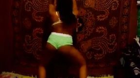 This bronze skin sexy girl wants to show off her curvy body