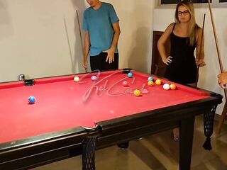 As gostosas quiseram aprender a jogar sinuca e acabaram levando rola