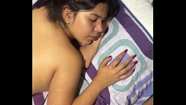 Ella quer&iacute_a dormir pero vio mi polla y se volvio loca