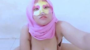 cewek hijab indonesia colmek pakai botol besar