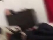 Me corro en casa de mi amigo hetero mientras él trabaja