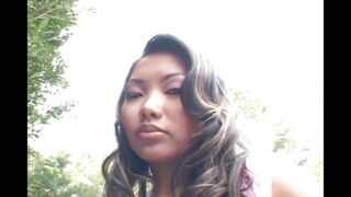 La belleza asiática Lana Croft recibe una enorme polla negra en lo profundo de su apretado culo