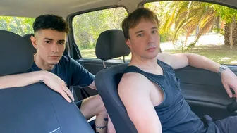 Two sexy Latino twinks fuck bareback in a cruising park