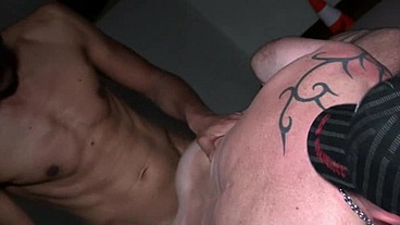 Daddy XXL fucked bareback by Straigth arab and creampied