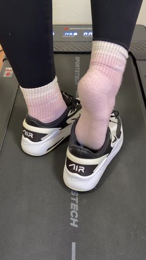 Woman with foot injury on treadmill