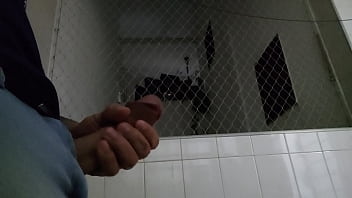 Exibindo o pau na &aacute_rea de servi&ccedil_o para as vizinhas