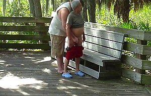 Abuelo y Gordo tienen sexo al aire libre