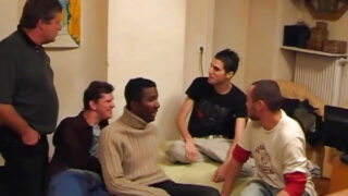 Julina Wild und Steph Debar wurden in einem intensiven Hardcore-Anal-Gangbang vergewaltigt.