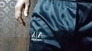 若い大学のデシゲイのイケメンは、熱いアナルファックの前に69でストロークオフします