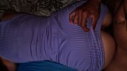 Encontré atrapada a mi pequeña hijastra desnuda en mi cama sin bragas con vestido ajustado