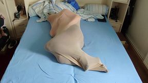 heisses nylon encasement in schwarzer feinstrumpfhose