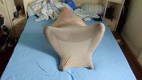 heisses nylon encasement in schwarzer feinstrumpfhose