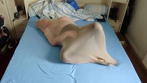 heisses nylon encasement in schwarzer feinstrumpfhose