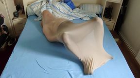 heisses nylon encasement in schwarzer feinstrumpfhose