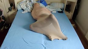 heisses nylon encasement in schwarzer feinstrumpfhose