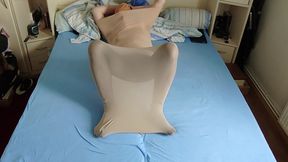 heisses nylon encasement in schwarzer feinstrumpfhose