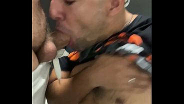 DEPOIS DO TRABALHO ENCONTREI OS BOYS NO WC E CHUPEI GOSTOSO E FODEMOS ESCONDIDOS.