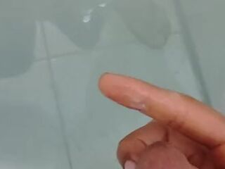 Bati uma punheta no banheiro