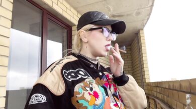 AMATEUR TEEN BLONDE SMOKING CIGARETTE AND BURP OUTDOORS