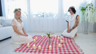 Elias Cash neukt de rondborstige, rijpe blondine Angelica Coralvine anaal, waarna hij haar strakke gaatje vult met een smerige zaadlozing.