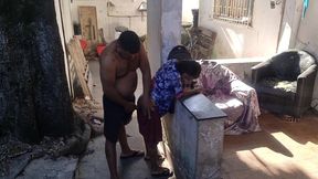 camera externa flagra sexo em familia, padrasto fode cu da sua pequena enteada no quintal de casa.