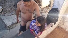 camera externa flagra sexo em familia, padrasto fode cu da sua pequena enteada no quintal de casa.