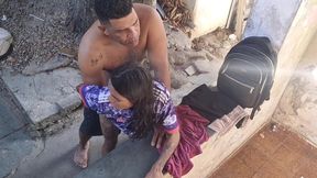 camera externa flagra sexo em familia, padrasto fode cu da sua pequena enteada no quintal de casa.