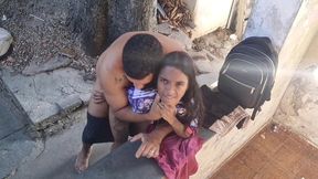camera externa flagra sexo em familia, padrasto fode cu da sua pequena enteada no quintal de casa.