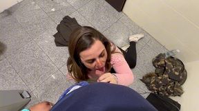 follada en bano publico, camarera se dejo follar