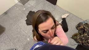 follada en bano publico, camarera se dejo follar