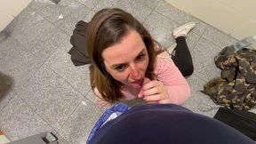 follada en bano publico, camarera se dejo follar