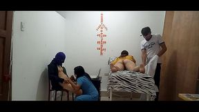 ENFERMERA SEDUCE A ESPOSO DE LA PACIENTE.