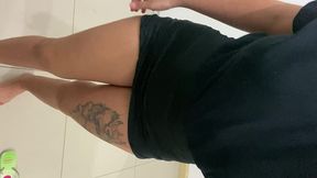 faxineira mostra suas habilidades com a danca
