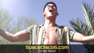 Tetovaný mladý hřebec Jayden Marcos kouří neobřezaného penisa bez sedla a pak ho nechává šukat a vystříkat