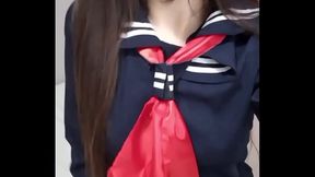 cachonda mostrando sus peque&ntilde_as tetas