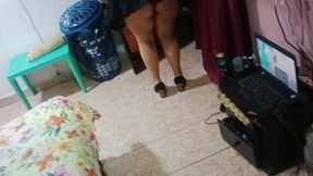 me follo a mi hermanastra de piernas grandes vestido corto y tangas rojas deliciosas