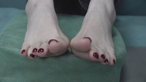 Yu Yu's red nail polish and soles