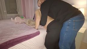 Sexo Rom&aacute_ntico y Casero con Mi Madrastra, Corrida Dentro de su Co&ntilde_o Peludo