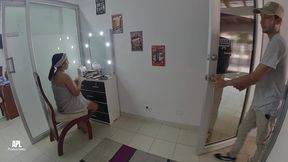 padrastro cachondo de gran polla recibe una mamada fantastica de su hijastra cuando su madrastra no esta en casa. historia completa