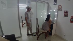 padrastro cachondo de gran polla recibe una mamada fantastica de su hijastra cuando su madrastra no esta en casa. historia completa