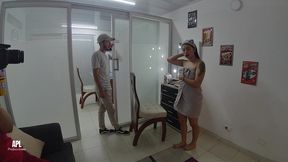 padrastro cachondo de gran polla recibe una mamada fantastica de su hijastra cuando su madrastra no esta en casa. historia completa